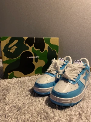 blåa bapestas - helt nya, oanvända bapestas size 44, säljer för 8400. dm för fler bilder. 