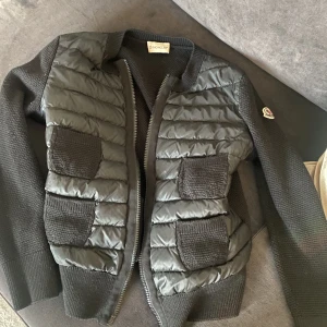 Moncler cardigan - Intressekoll!! Pris kan diskuteras vid snabb affär! Svart moncler cardigan storlek xs. Inga märken eller så. Kan skicka fler bilder 💗