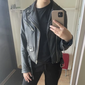 Saints & Mortals läderjacka - Testar sälja denna jacka från Saints & Mortals i äkta läder då den inte används längre. Den är i använt skick men har inga defekter. Inköpspriset ligger runt 3000 kronor, priset kan disukteras!💕