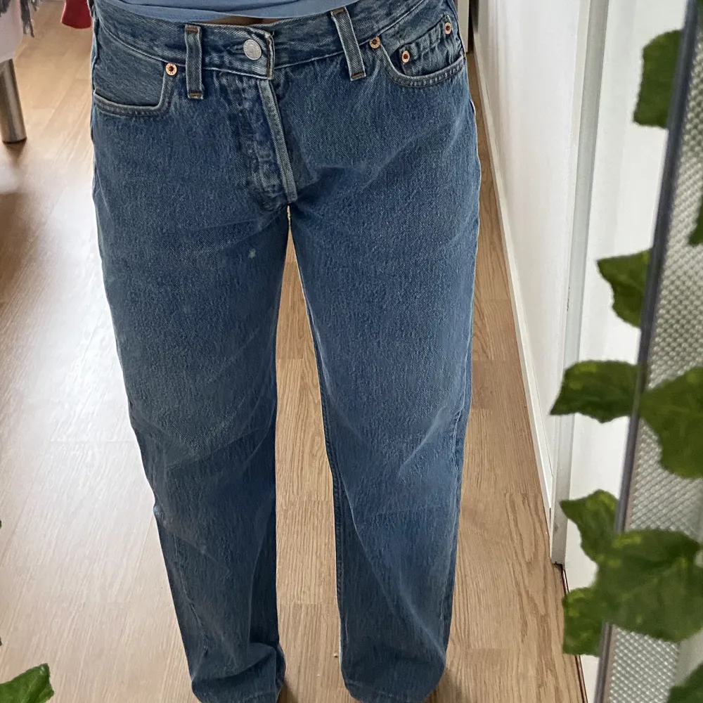 Levi’s jeans från MEN section. I en mörkblå färg. I bra skick, passar till dem som är kortare. (Jag är 1,54) Sitter lite loose och är lågmidjade.  Frakt: 99kr   . Jeans & Byxor.