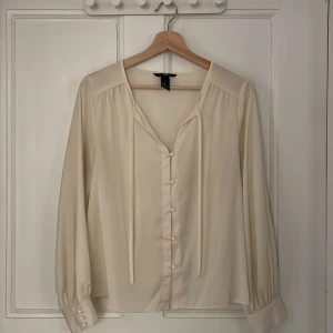 H&M blus vit - Strl. 38 vit blus med vita knappar och snörning