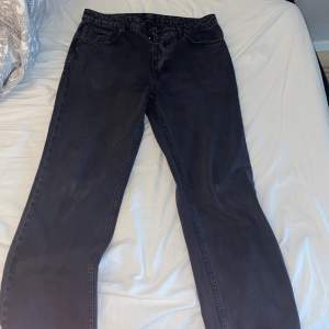 Jeans av märket NEUW, knappt använda, storlek 32/32 men lite stor i storleken, föreslå ett pris