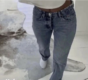 Jeans - Säljer dessa balla jeans ifrån zara som ej säljs längre. Säljer då de ej används kom privat vid frågor❤️INGA DEFEKTER