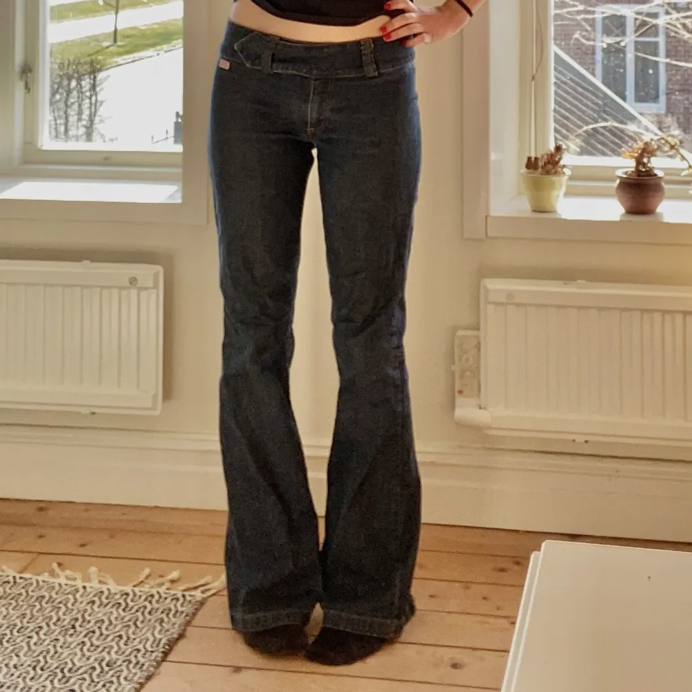 Lågmidjade bootcut jeans⭐️ från märket miss sixty, passar mig som är ca 175 lång . Jeans & Byxor.