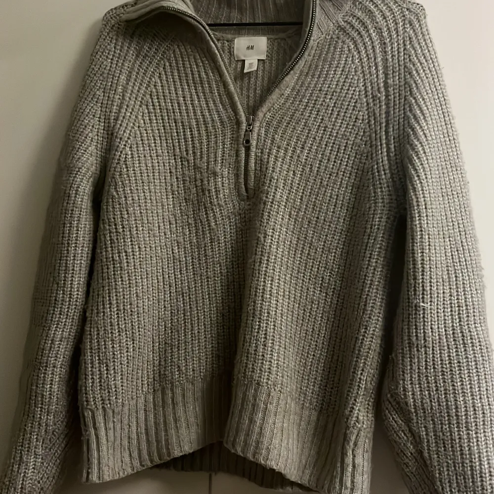 Säljer den här jättefina stickade tröjan från hm i stlk S som är i jättefint skick☀️nypris 299kr. Stickat.