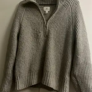 Säljer den här jättefina stickade tröjan från hm i stlk S som är i jättefint skick☀️nypris 299kr