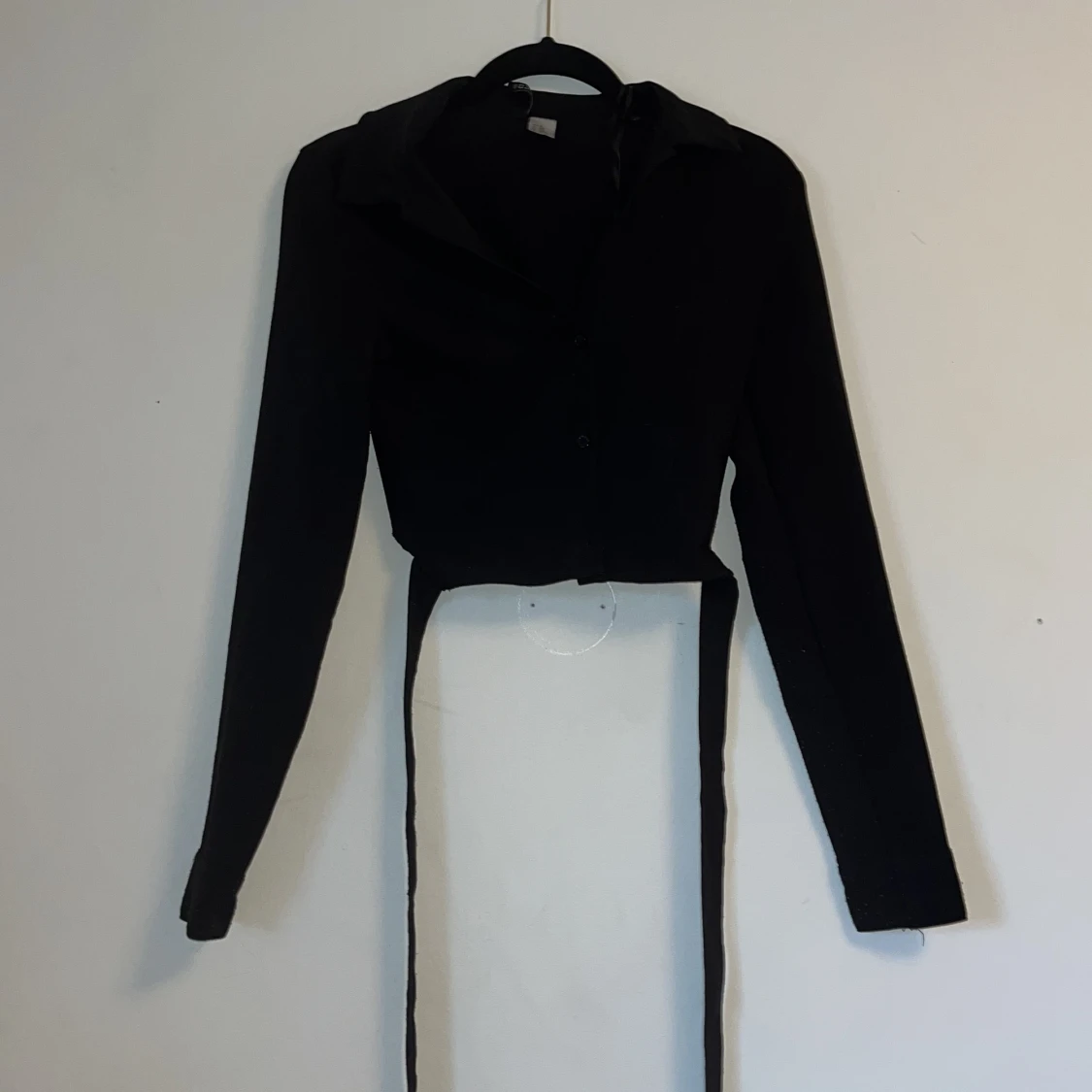 Svart blus med V krage 