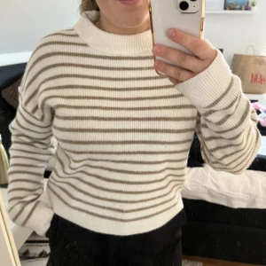 Stickat tröja - Stickad tröja från Nakd, köpt för 240kr. Färgen syns bäst på första bilden. Använd max 10 gånger. Det är 82% akryl vilket gör att den blir lite mer åt det noppriga hållet. ❤️‍🔥