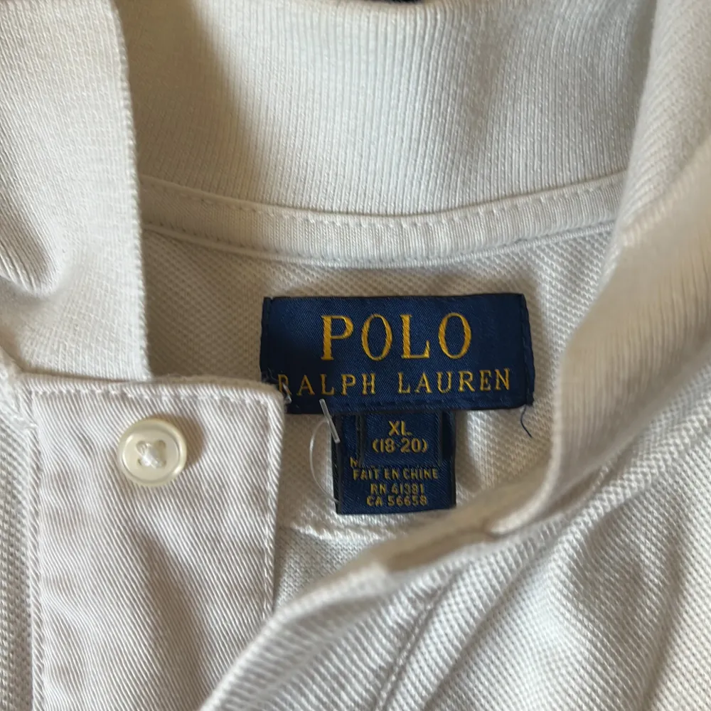 Säljer en jätte fin pikétröja från polo/Ralp lauren Är storlek xl passar L. T-shirts.
