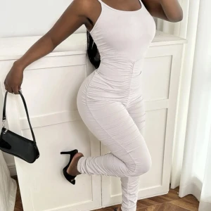 Jumpsuit - Helt ny oanvänd juimpsut från Shein. Storlek L väldigt bekvämt materail råkade beställa 2 stycken. Köpt för 169kr 