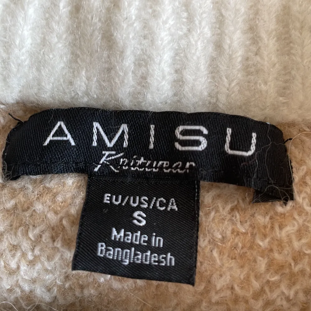 Säljer denna fina tjocktröjan från amisu. Storlek s. Bra skick. Inga fläckar.den är stickad men sticks inte🩷🩷. Stickat.