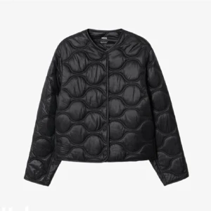 Svart vårjacka - Säljer nu min svarta vårjacka från mango då den inte kommer till användning💗skriv vid frågor