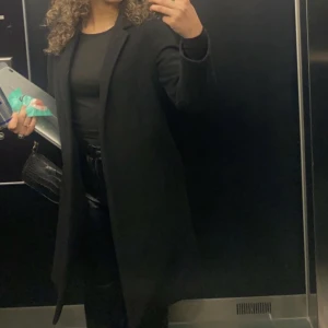 Svart kappa  - Skriv vid intresse 