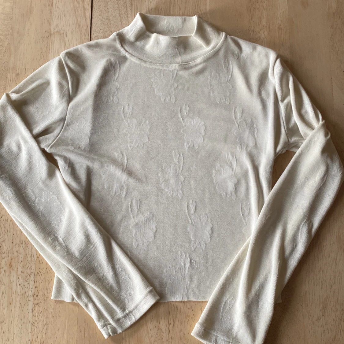 Vit tröja med blommor på 