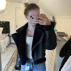 Svart fodrad skinnjacka - Svart fodrad skinnjacka från hm andvänd Max 10 gånger 