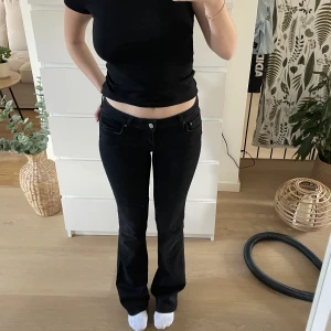 lågmidjade zara jeans💓 - Säljer dessa super populära jeansen från zara, den har en liten fläck på baksidan💓