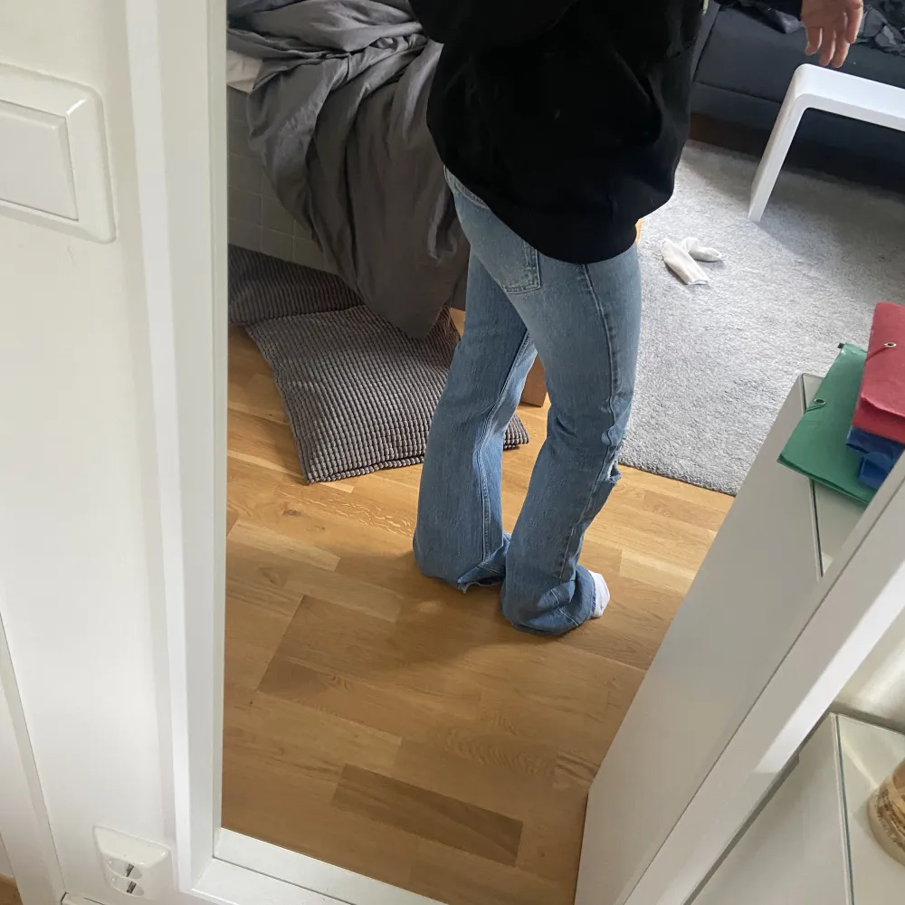 Helt nya jeans från Gina Tricot! Säljer då de är alldeles för långa. Endast testade! Storlek 32!💕💕 Kan sänka priset lite!. Jeans & Byxor.