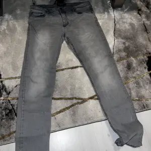 Säljer ett par gråa Jeans storlek 36/34. Det finns tyvärr en fläck längst ner på byxorna syns ej på bilden, där av det billiga priset skick 7/10