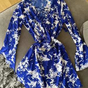 Blå klänning  - Blå somrig klänning från Nelly. Använd två gånger. Tunn och skön. 