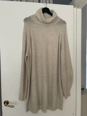 Stickad klänning - Stickad klänning från H&M. I mycket fint skick. 