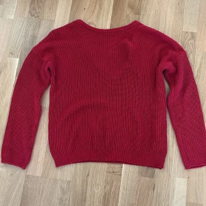 Stickad tröja, V ringad rygg - Använd fåtal gånger. Stor i storlek