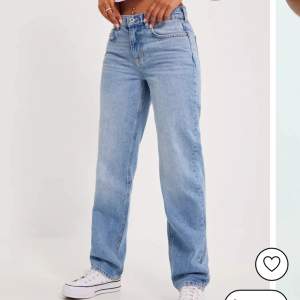 Säljer ett par blåa jeans från Nelly. Säljer pga de inte kommer till användning. Lånade bilder men kan skicka egna!💞