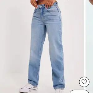 Säljer ett par blåa jeans från Nelly. Säljer pga de inte kommer till användning. Lånade bilder men kan skicka egna!💞