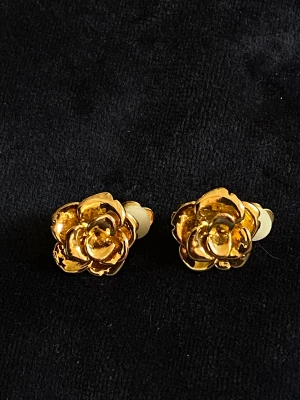 Clips örhängen rosor  - Små gyllene örhängen i form av rosor   Ej stämplat 