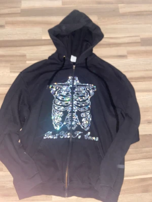 Rhinestone kofta - Best yet to come - Storlek L Mycket bra skick Passar även för m men bli lite oversized 