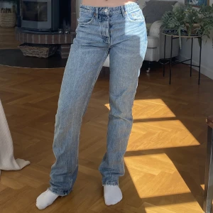 Jeans - Jeans från ZARA, mid rise. Bra skick💕
