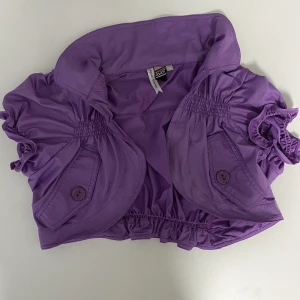 Vintage Blus - En fin croppad ”blus” från vintage märket Flawless Fashion. Det står storlek 12 på den. Men jag har vanligtvis xs/s och den sitter bra på mig. Väldigt fint skick!