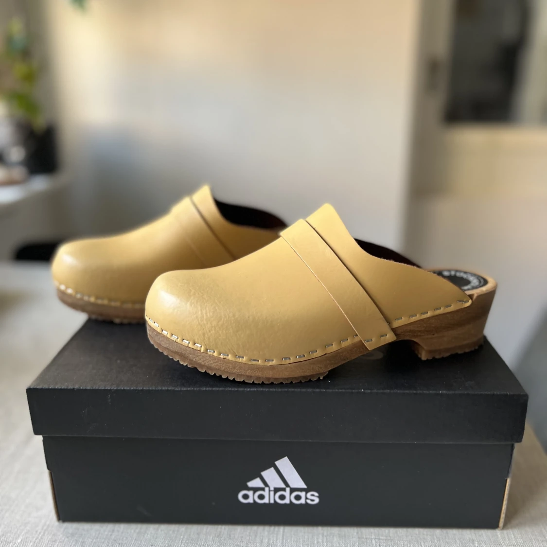 Träskor i beige skinn