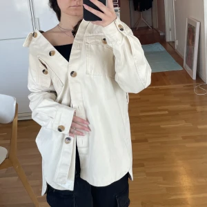 Beige jenasjacka - Sjukt snygg jeansjacka från BikBok. Superfint skick