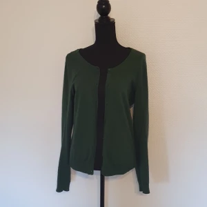 Grön klassisk cardigan - Klassisk cardigan i mossgrönt. Från HM. Stl M.