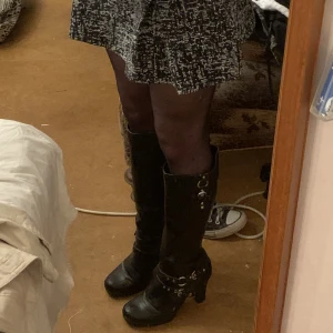 Höga boots/Stövlar - välanvända boots! supercoola detaljer, men de är lite förstora så får ingen användning av dem💓