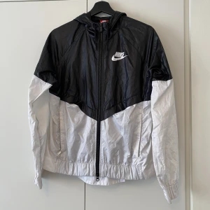 Nike jacka  - En luftig jacka i bra skick, storlek M❤️‍🔥