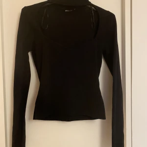 Gina Tricot topp - Jättefin tröja från Gina Tricot. Säljer för att den är för liten för mig!