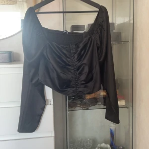 Svart topp - Gina tricot topp 