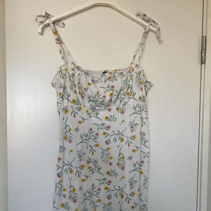 Blommig klänning från H&M - Gullig blommig klänning från h&m! Lappen är tyvärr avklippt men skulle säga att den passar S/M men tänk på att den kanske inte passar om man har stor byst! 