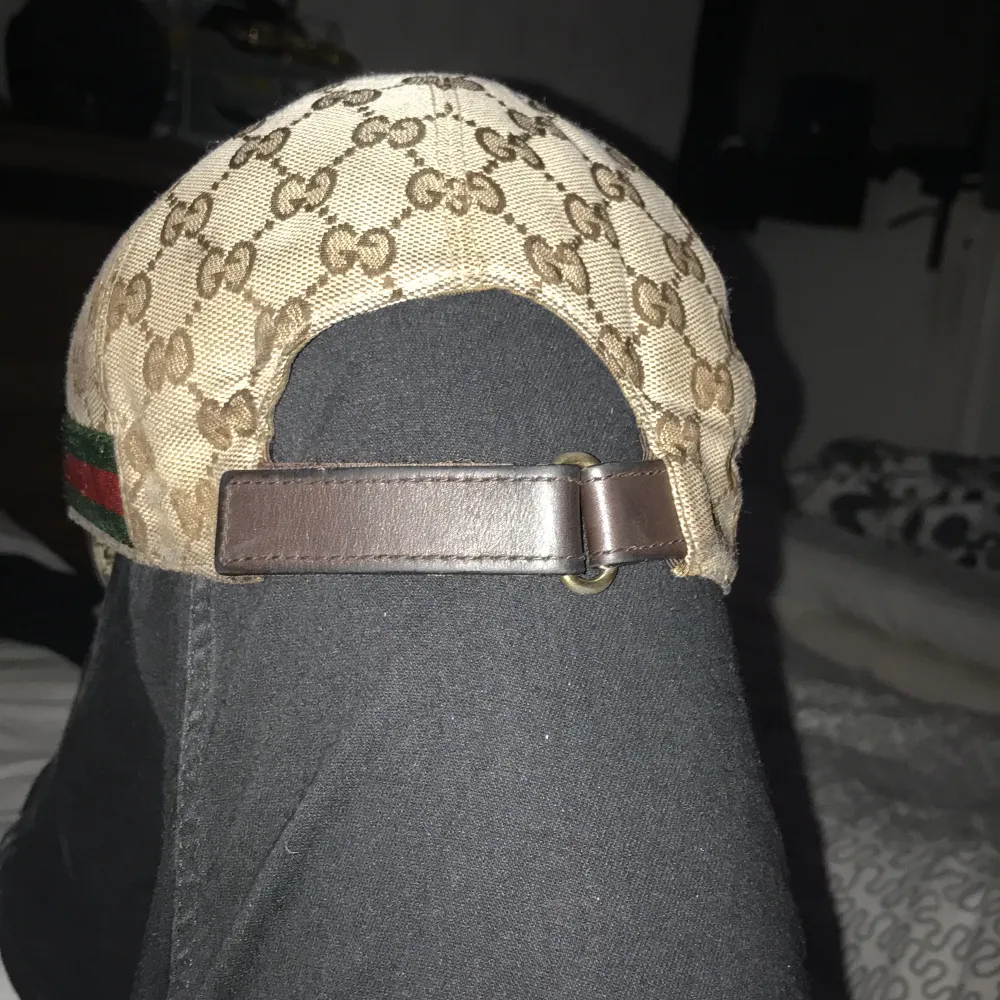 Hej säljer min Gucci keps den är äkta skriv för mer bilder det enda problemet med kepsen är på toppen så har knappen ramlat kom priv så visar jag.. Accessoarer.