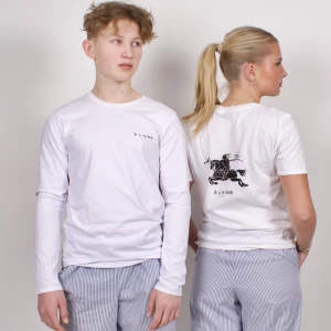 Loungewear tröjor - Fins både kort armar och långärmat med eget designat tryck fram och back! Den parfecta tröjan att sova i och gå runt på stan i!   Fins i strl S,L,XL