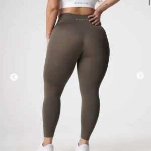 NVGTN tights - oanvända  - Oändvänd navigation tights i färgen Olive i storlek S! Köpte av en tjej här på Plick men det passade tyvärr inte mig (ej använda av henne heller) 💖kan skicka fler bilder om det önskas