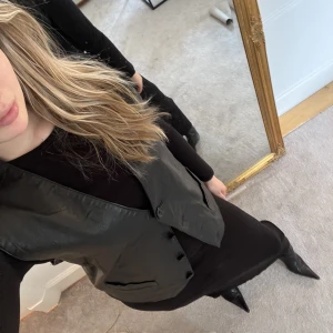 Läderväst  - Säljer min svarta läderväst i storlek S. Västen är stor i storeleken och sitter inte tajt. 