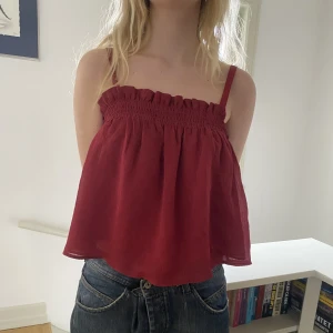 Röd blus  - En så fin vinröd sommar blus som är i storlek M! 