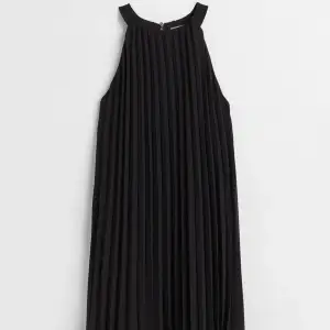 Superfin svart klänning med plisserat tyg!