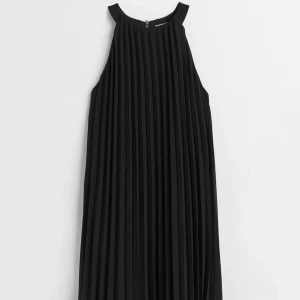 Svart klänning - Superfin svart klänning med plisserat tyg!