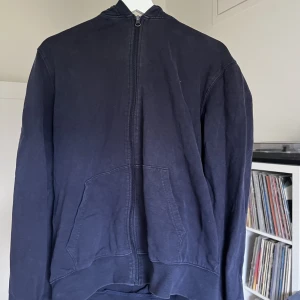 Zip-hoodie från Cubus - Denna zip-hoodie från Cubus är väldigt skön på sommaren! Säljer pga av att jag tröttnat på den. Bra skick 7/10. Pris kan diskuteras. Frågor? Hör av dig!