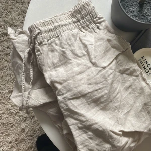 Linnebyxor  - Beiga linnebyxor från HM, säljer för att de är för stora för mig. Storlek M