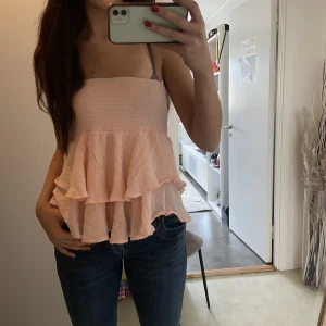 Kjol  - Säljer denna rosa kjol i storlek s 49kr. Har ett tidigare inlägg med denna kjol och den blåa kjolen (bild två) kolla in det om ni är intresserade av dom tillsammans eller den blåa bara❤️använder kjolen som topp också, jätte snyggt💋