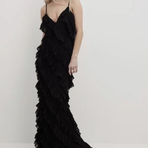 Svart klänning - helt slutsåld klänningen från nakd🌸prislappar kvar och endast testad! säljer för att den var för stor på mig. stl S😍